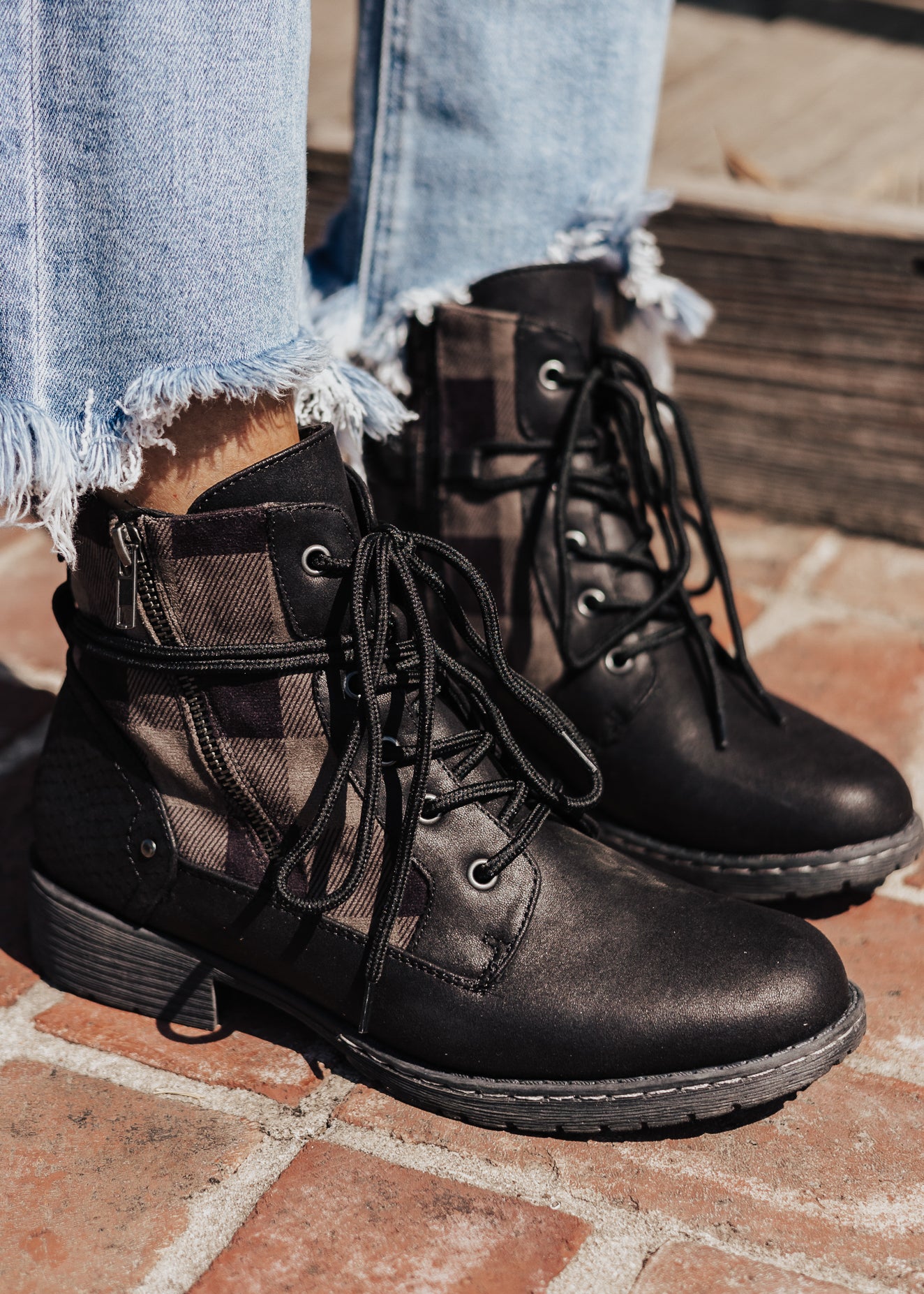 SIZES 6 THRU 11: Very G DONNY Shoe (6-11) *BLACK/CHECKERED