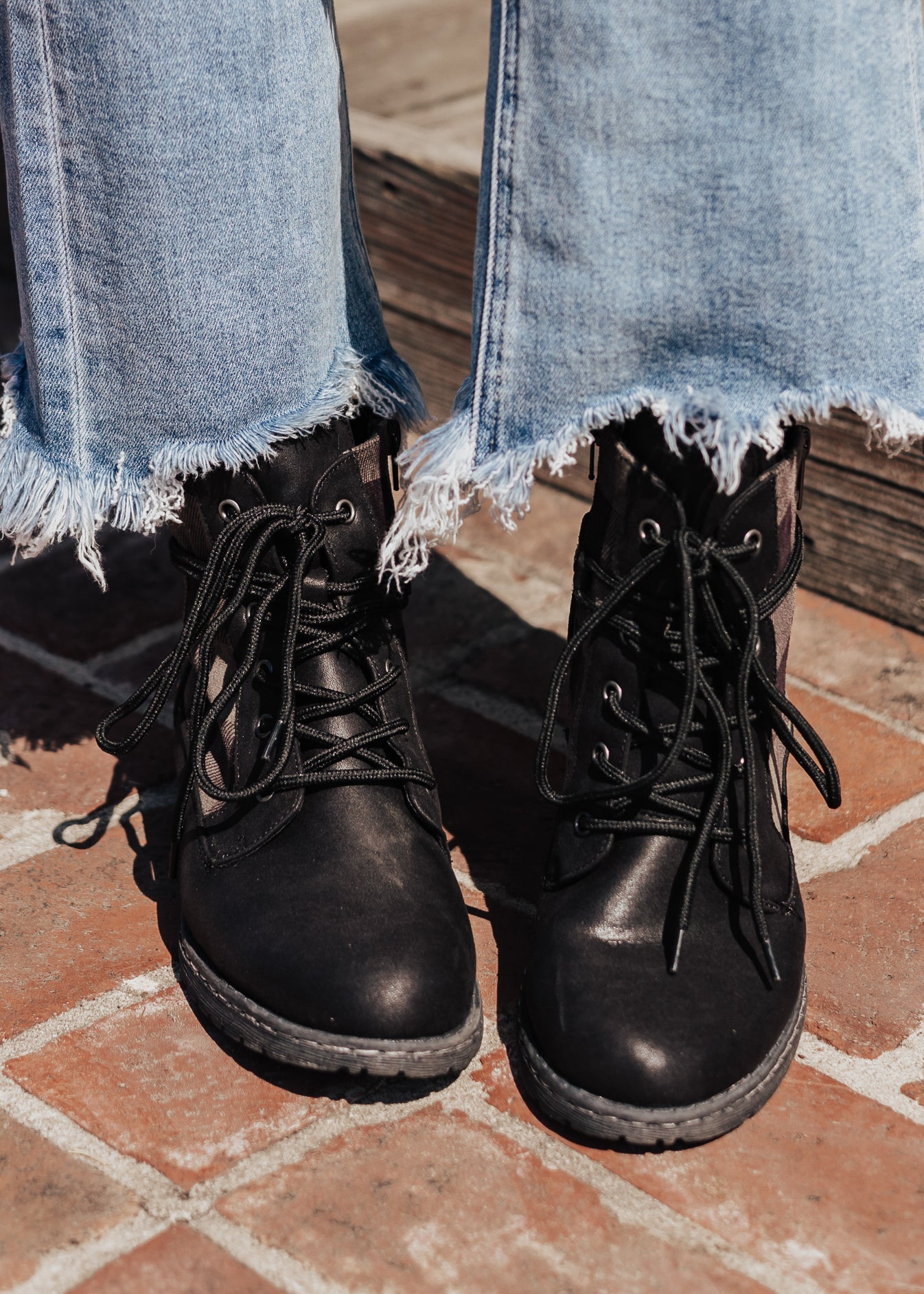 SIZES 6 THRU 11: Very G DONNY Shoe (6-11) *BLACK/CHECKERED