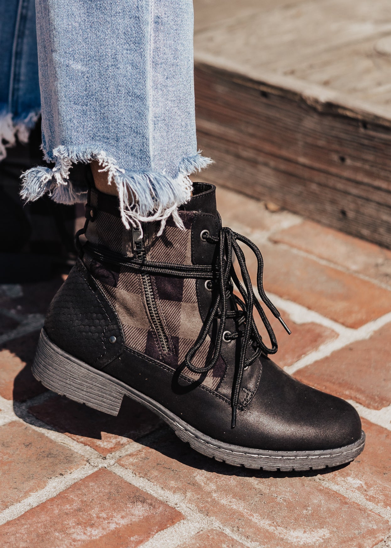 SIZES 6 THRU 11: Very G DONNY Shoe (6-11) *BLACK/CHECKERED