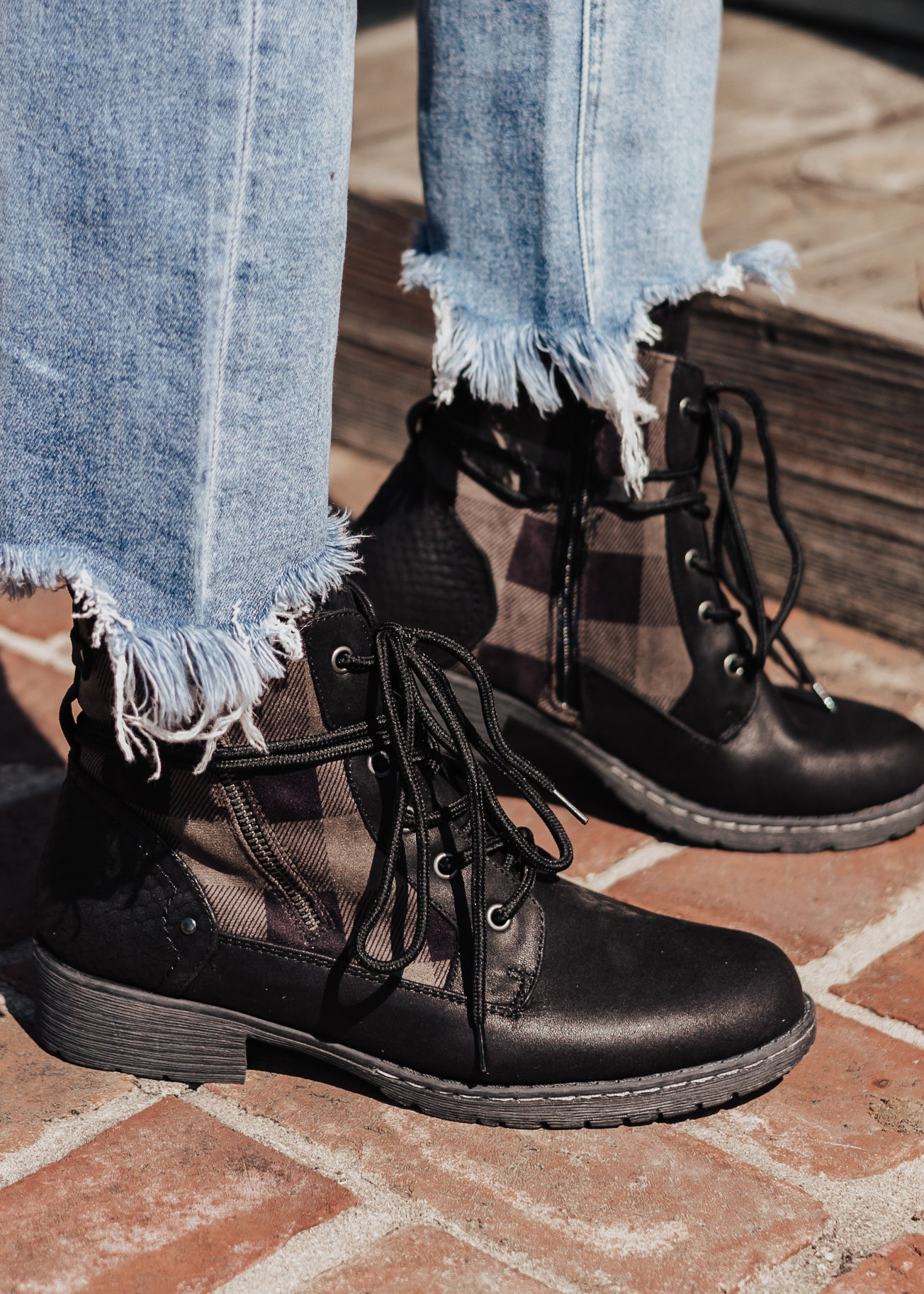 SIZES 6 THRU 11: Very G DONNY Shoe (6-11) *BLACK/CHECKERED