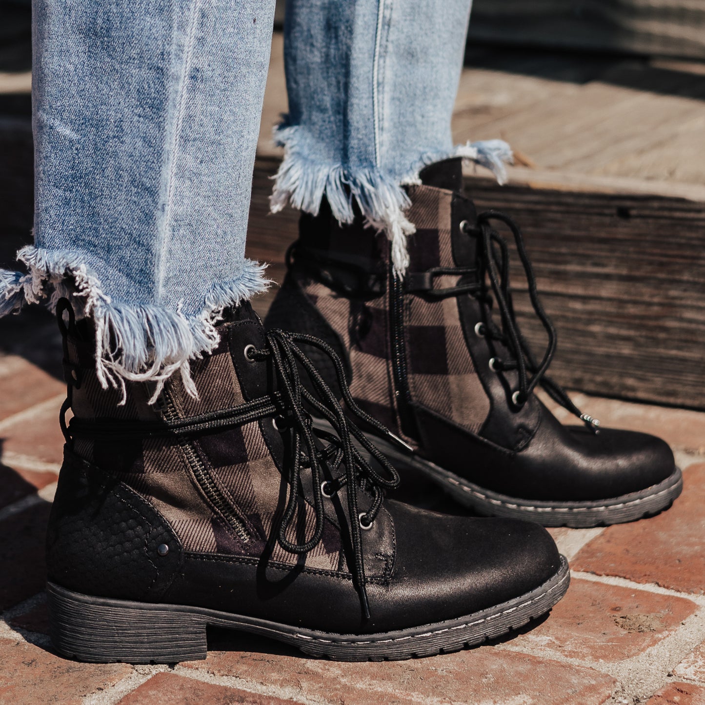 SIZES 6 THRU 11: Very G DONNY Shoe (6-11) *BLACK/CHECKERED