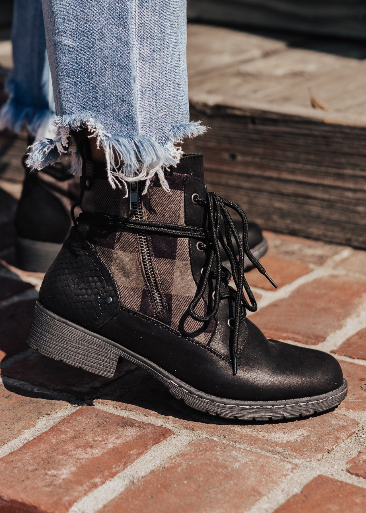 SIZES 6 THRU 11: Very G DONNY Shoe (6-11) *BLACK/CHECKERED