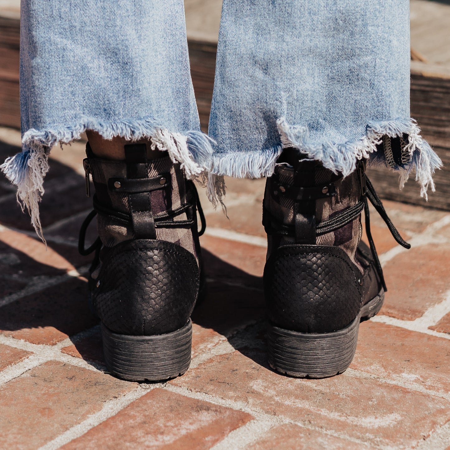 SIZES 6 THRU 11: Very G DONNY Shoe (6-11) *BLACK/CHECKERED