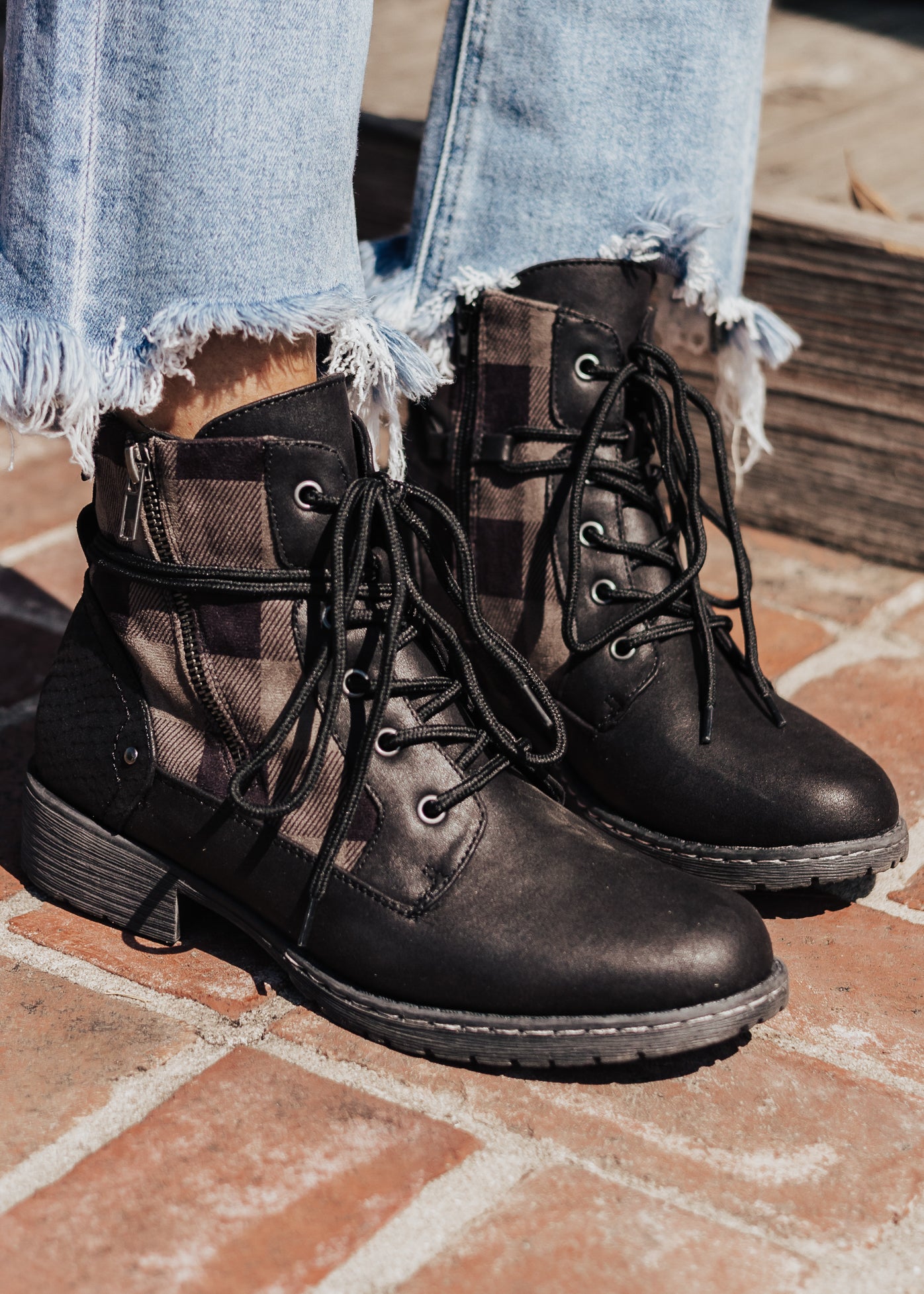 SIZES 6 THRU 11: Very G DONNY Shoe (6-11) *BLACK/CHECKERED