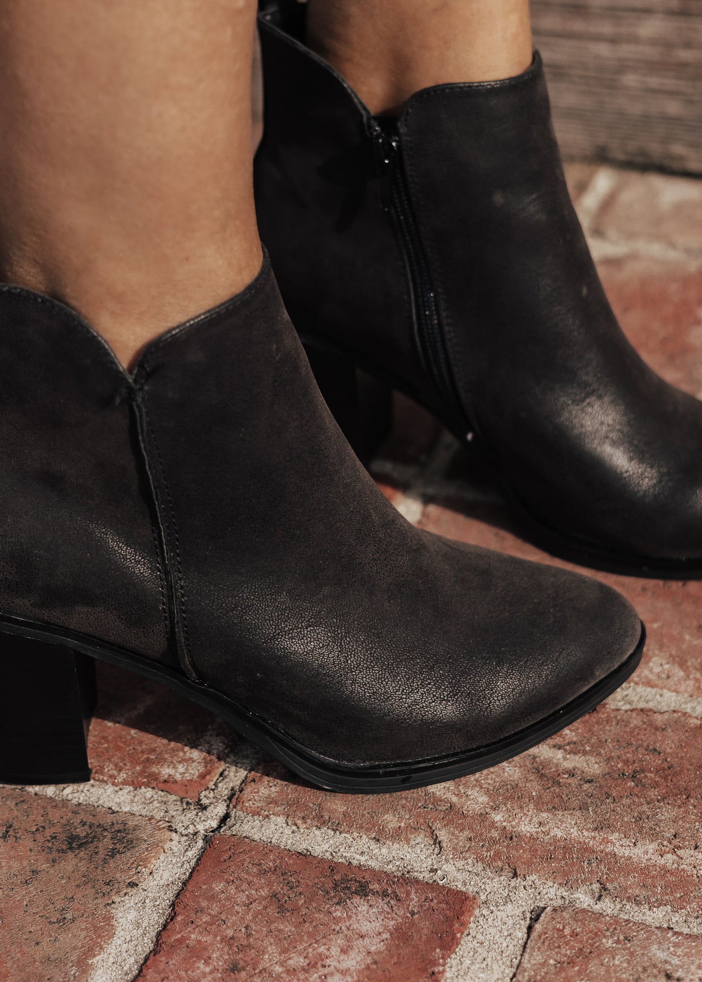 SIZE 6, 6.5, 7, 7.5, 8, 8.5, 10: Mia ERIK (6-10) *BLACK