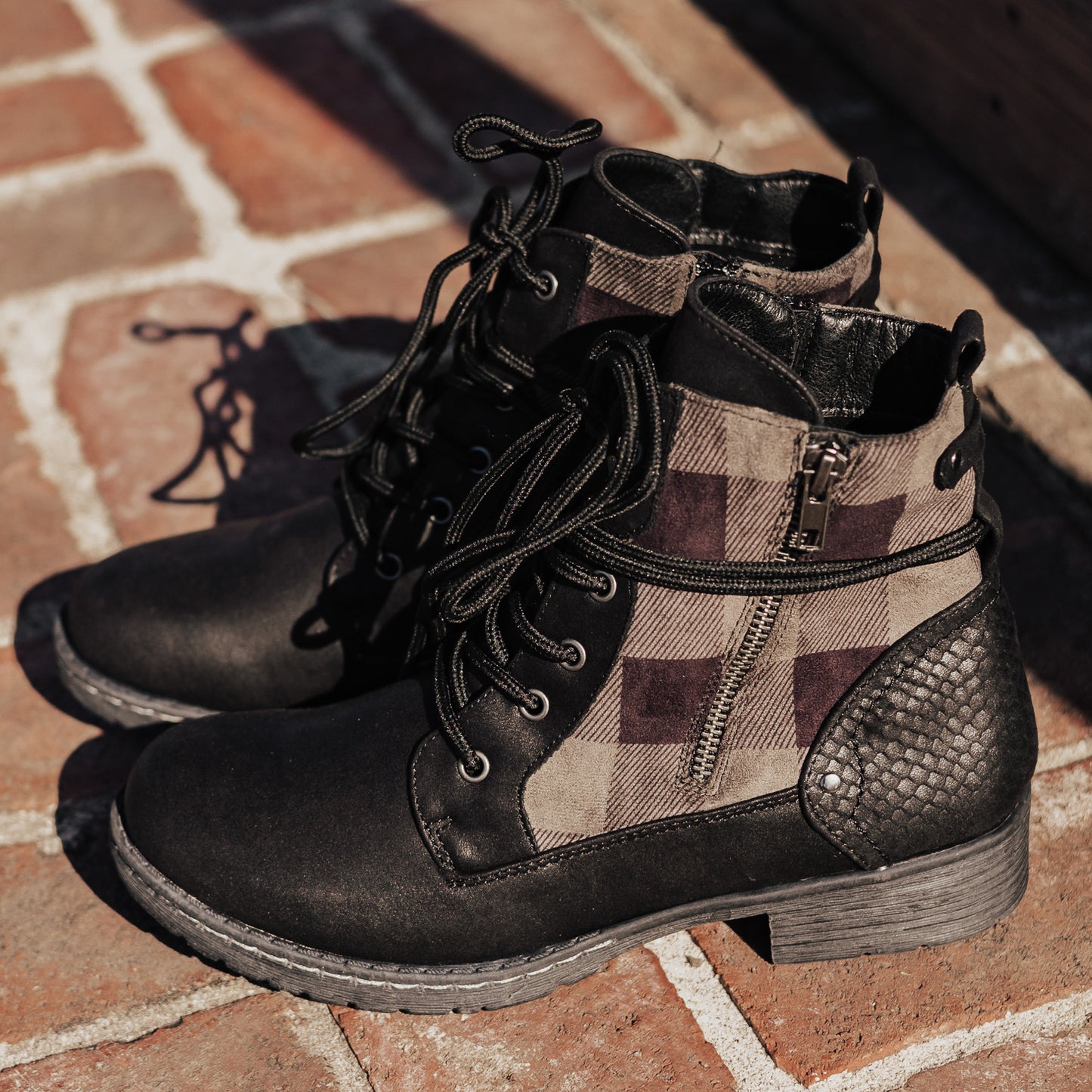 SIZES 6 THRU 11: Very G DONNY Shoe (6-11) *BLACK/CHECKERED